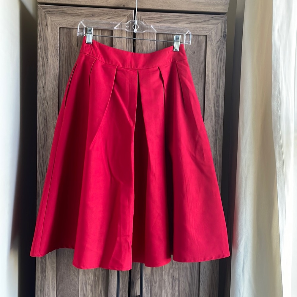 EUC Women’s knee length pleated pocketed skirt